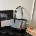 Minimalistische grau-schwarze Canvas-Einkaufstasche mit stilvollem Holzperlen-Anhänger - Blau mit Anhänger