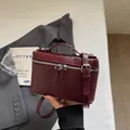 Κομψή μπορντό τσάντα χιαστί με υφή δέρματος στρουθοκαμήλου και ασημί λεπτομέρειες - Κόκκινο