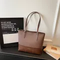 Große braune Shopper-Tasche mit Kontrastnähten und goldenem Logo für den täglichen Pendler - Kaffee Ohne Anhänger