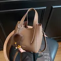Borsa a secchiello in pelle martellata marrone con ciondolo di pelliccia e tracolla - con portachiavi / Marrone