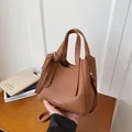 Borsa a secchiello marrone con motivo litchi, tracolla regolabile e scritte moda - senza ciondolo / Marrone