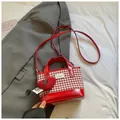 Borsa a secchiello a quadretti bianchi e rossi con ciondolo a cuore e tracolla - Grande / Rosso Grande