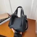 Elegante borsa a secchiello nera in pelle martellata con tracolla regolabile - senza ciondolo / Nero