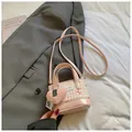 Mini borsa a secchiello a quadri rosa e bianchi con ciondolo a cuore e tracolla - Piccolo / Rosa Piccolo