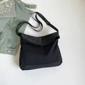Borsa a tracolla minimalista in nylon nero opaco con cinghia regolabile per il pendolare - Nero