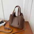 Borsa a secchiello minimalista in pelle marrone scuro con trama litchi e argento - senza ciondolo / Marrone