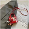 Mini sac seau à carreaux rouge et blanc avec pendentif cœur et finitions en cuir verni - Rouge Petit