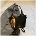 Schicke schwarze Handtasche für Damen aus Kunstleder mit buntem Holzperlen-Anhänger - Schwarz