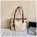 Bolso tote retro en crema y marrón con textura de cuero para el trayecto diario - Con Colgante / Blanco