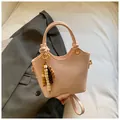 Rosa modische Handtasche mit Perlenquaste und Schultergurt aus hochwertigem Kunstleder - Rosa