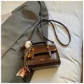 Dunkelbraune Vintage-Umhängetasche aus PU-Leder mit Deko-Anhänger und Gold-Beschlägen - Mit Anhänger / Braun
