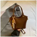 Braune Vintage-Eimertasche aus Leder mit Holzperlen und modischem Schriftzug - Braun