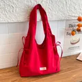 Grande borsa tote in tela rosso vivace con fiocchi a coulisse ed etichetta in tessuto - Rosso