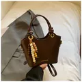 Dunkelbraune PU Eimertasche mit stylischer Holzperlenquaste und Modeaufdruck - Braun