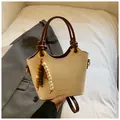 Bolso saco vintage blanco crema con asa de nudo y colgante de cuentas de madera - Blanco Roto