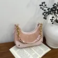 Detalle del bolso de media luna rosa claro con patchwork de gamuza y cuero y cadena dorada - Rosa