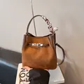 Κομψή δίχρωμη τσάντα bucket από καφέ σουέτ και δέρμα με λαβή διακοσμημένη με μαντήλι - Καφέ