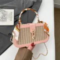 Roze en beige geweven strooien tasje met zijden handvat en gouden metalen ketting - Roze