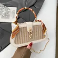 Gevlochten rieten handtas met beige lederen rand en oranje zijden sjaalhandvat - Wit