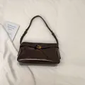 Dunkelbraune glänzende PU-Schultertasche mit Vintage-Schnalle und elegantem Finish - Braun