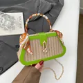 Modieuze kleine rieten schoudertas met groene rand en elegante zijden sjaal - Groen