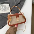 Stro geweven crossbodytas met bruin leren bies en zijden sjaal om de bovenste handgreep - Bruin
