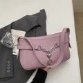 Bolso de hombro lavanda en cuero con cadena plateada y detalle de colgante corazón - 27cmx15cmx6cm / Morado
