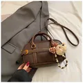 Borsa a tracolla marrone martellata con cuciture bianche e ciondolo orsetto - con portachiavi / Marrone