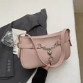 Bolso baguette rosa con textura lichi y detalle de cadena metálica de corazón - 27cmx15cmx6cm / Rosa