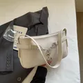 Bolso baguette chic blanco crema con patrón litchi y detalle de cadena con candado de corazón - 27cmx15cmx6cm / Blanco Roto