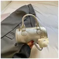 Borsa a cilindro argento metallizzato con texture plissettata e ciondolo di peluche - Argento con ciondolo