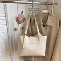 Sac fourre-tout minimaliste en cuir beige crème avec bandoulière réglable et logo doré - Sans Pendentif / Blanc Cassé