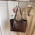 Grand sac cabas rétro marron foncé en similicuir texturé avec logo et boucle en métal - Sans Pendentif / Café