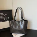 Sac fourre-tout sophistiqué en cuir gris foncé avec logo doré et bandoulière réglable - Sans Pendentif / Noir