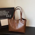 Sac cabas marron en similicuir avec texture vintage et logo métallique COIH 2DN - Sans Pendentif / Marron