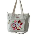 Détail du sac fourre-tout en nylon blanc avec broderie pomme et poche zippée - Blanc Cassé