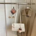 Borsa a spalla color crema con ciondolo a forma di orso e cinturino di perline in legno - Bianco Sporco con Orsetto Pendente