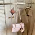Borsa a spalla rosa minimalista in ecopelle con un simpatico ciondolo a forma di orsetto - Rosa con Ciondolo Orso