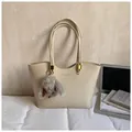 Borsa tote minimalista in pelle beige con ciondolo a coniglio e scritte stampate - con portachiavi / Bianco avorio