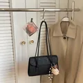 Borsa a spalla nera minimalista di grande capacità con ciondolo a forma di cucciolo - Nero con ciondolo orsetto
