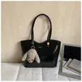 Borsa tote nera lucida con spalline lunghe e ciondolo a forma di coniglio da ufficio - con portachiavi / Nero