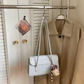 Borsa a spalla azzurra minimalista con ciondolo a forma di orsetto di peluche - Blu con Orsetto Pendente