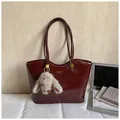 Borsa tote in vernice bordeaux scuro con ciondolo a coniglio e finiture dorate - con portachiavi / Borgogna