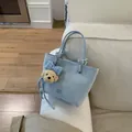 Hellblaue Eimertasche aus Kunstleder mit Knotengriff und Bärenanhänger für den Alltag - Hellblau (Ohne Anhänger)