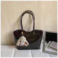 Borsa tote minimalista color caffè con ciondolo a coniglietto e finitura in ecopelle - con portachiavi / Marrone