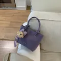 Mini-Eimertasche in Violett mit Teddybär-Anhänger und COIH 2DN-Logo-Detail - Flügelviolett (Ohne Anhänger)