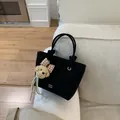Schwarze Bucket-Bag im Retro-Stil mit Seilgriffen und Bärenanhänger in Wohnumgebung - Schwarz (Ohne Anhänger)