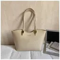 Μινιμαλιστική off-white τσάντα tote από δέρμα PU με σχέδιο κυματιστών άκρων - Χωρίς μενταγιόν / Ζαχαρί