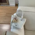 Weiße Bucket Bag aus Kunstleder mit SOIH SDN Aufdruck und süßem Plüschbär-Anhänger - Weiß (Ohne Anhänger)
