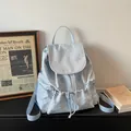 Mini mochila azul claro para mujer con patrones de estrellas plateadas y cordón ajustable - Azul